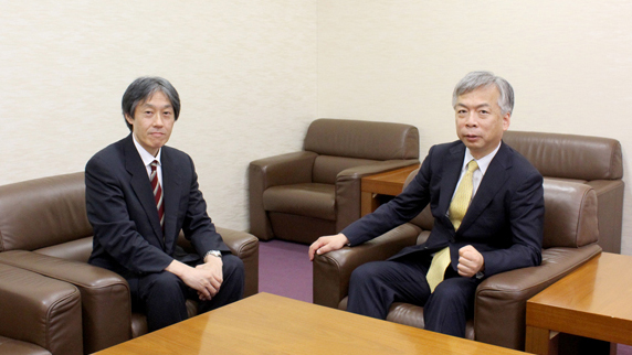 控え室で三五研究員と河野先生