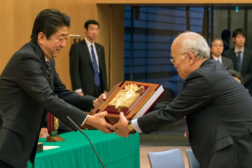 安倍首相より表彰状及び記念品を授与_写真