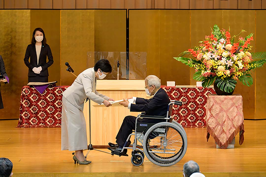 2021年10月1日（金）令和3年度東京都名誉都民顕彰式にて小池都知事より顕彰状を受け取る宇井理生先生（写真提供：東京都）