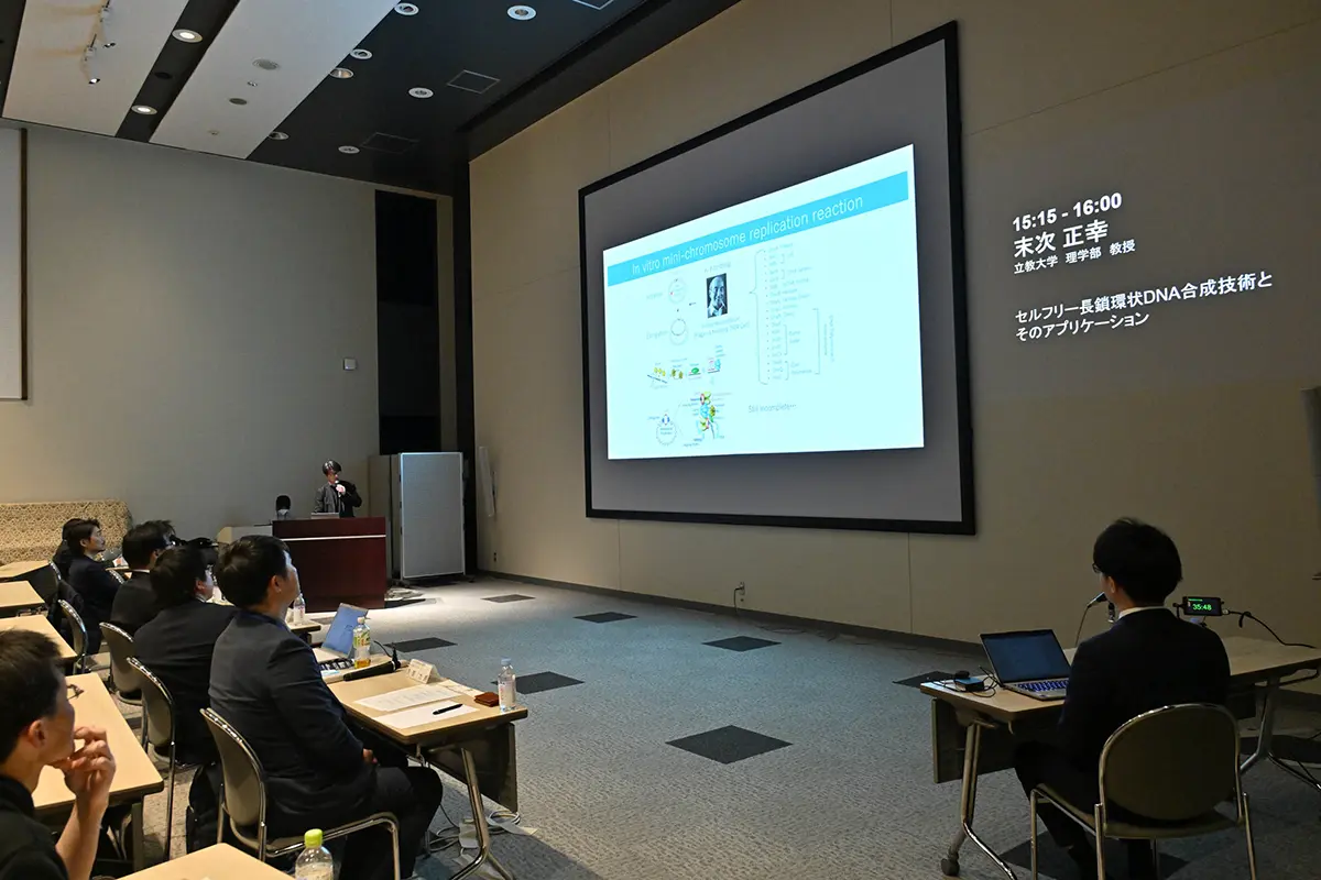 シンポジウム講演中の会場風景。聴講者は熱心に耳を傾けていました。